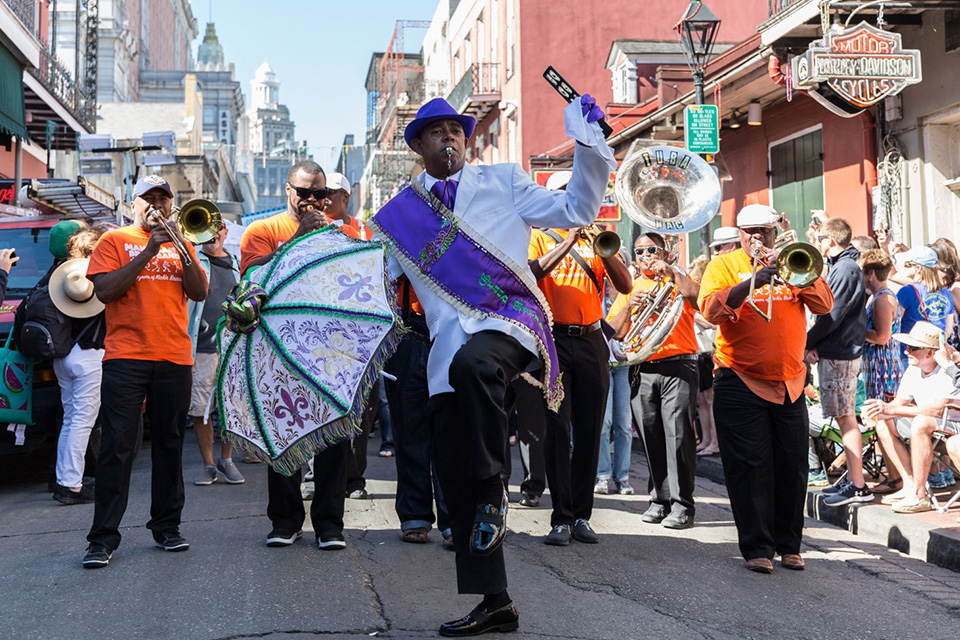 https://hewlettfamilyreunion.com/wp-content/uploads/2019/09/HFR_Site_FillerImgs_parade.jpg